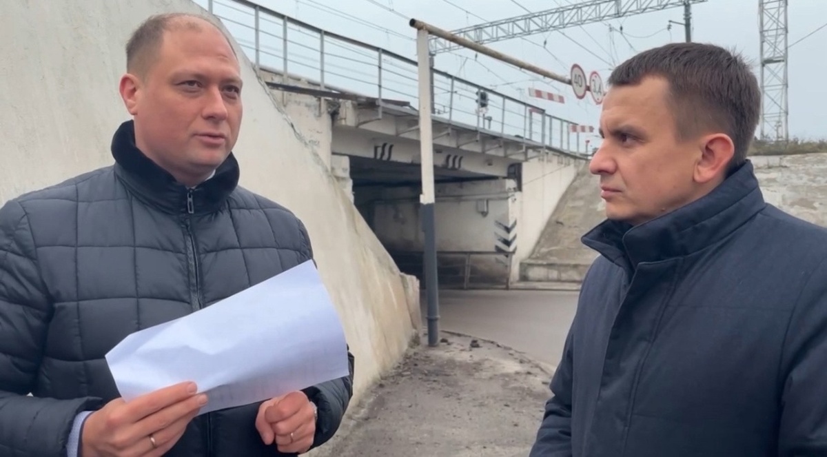    В Курске решают проблему с подтоплением дороги под ж/д мостом на улице Станционной