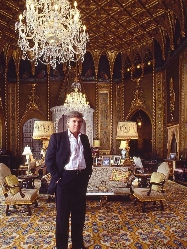 Дональд Трамп в своей резиденции Мар-а-Лаго, Флорида, США. 1992 год. — https://t.me/lecturerhistory/6024