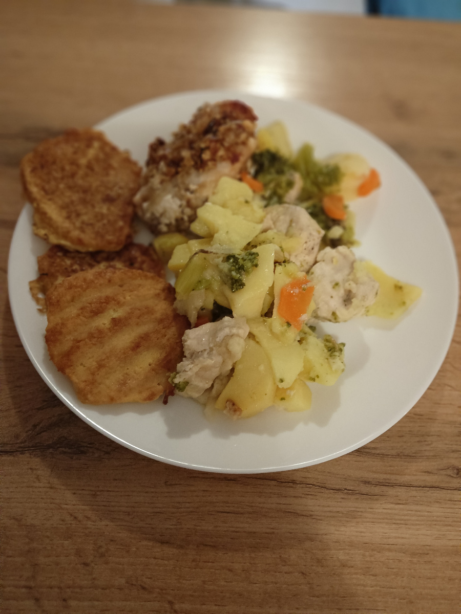 Обед: мясо с картошкой и овощами + драники. 