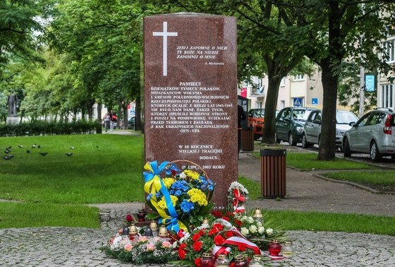    Памятник жертвам резни поляков на Волыни