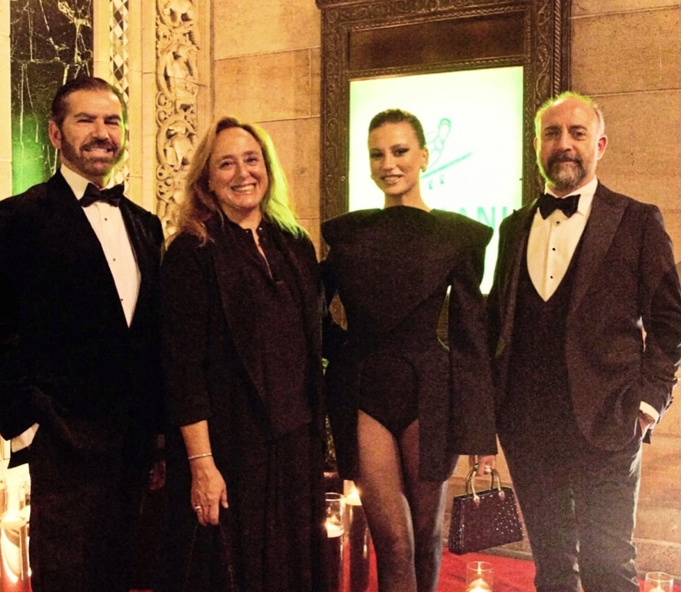 Айше Барым и Серенай Сарыкайя в центре 