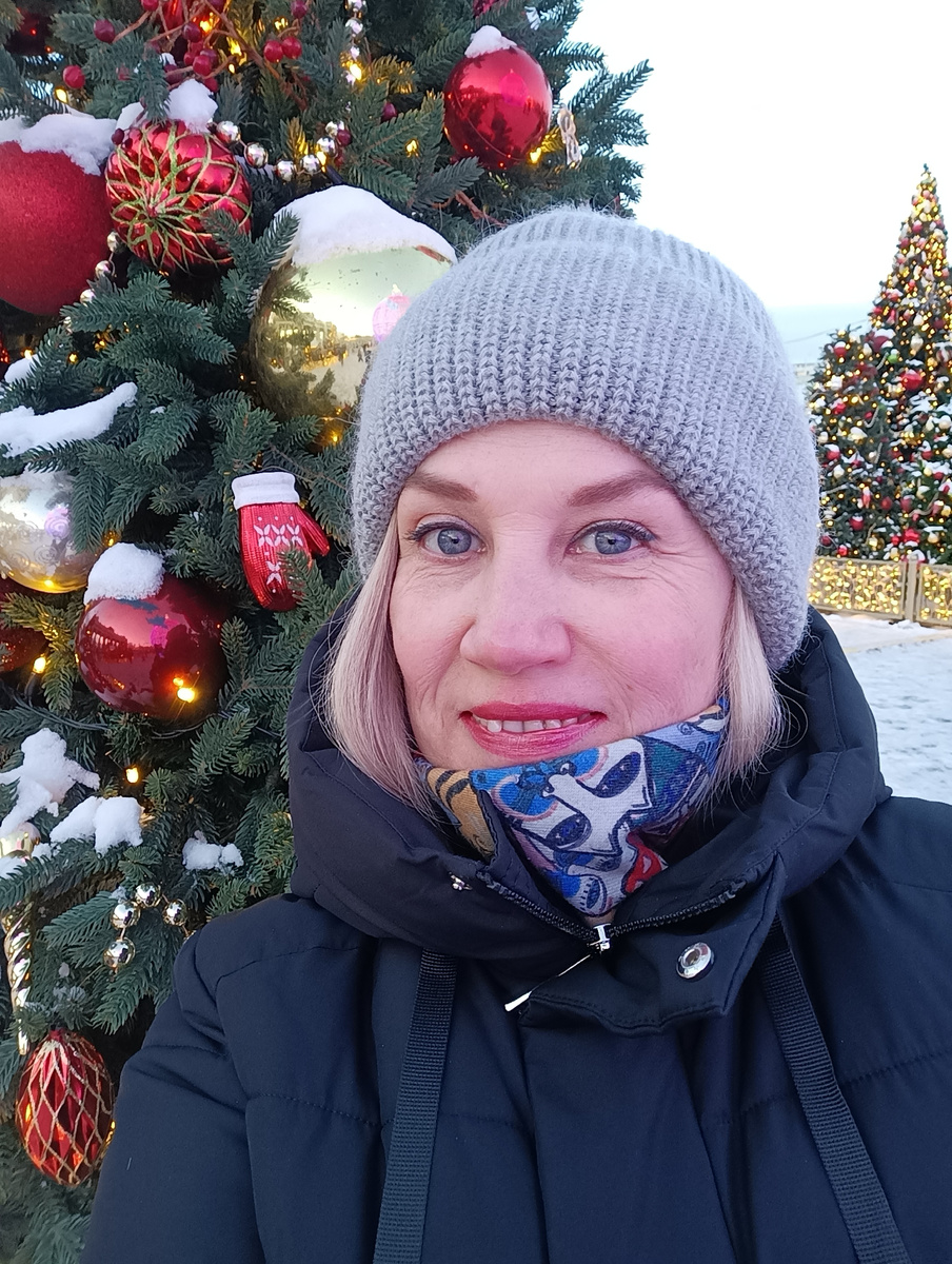 Автор возле входа в парк культуры и отдыха им.Горького в Москве 