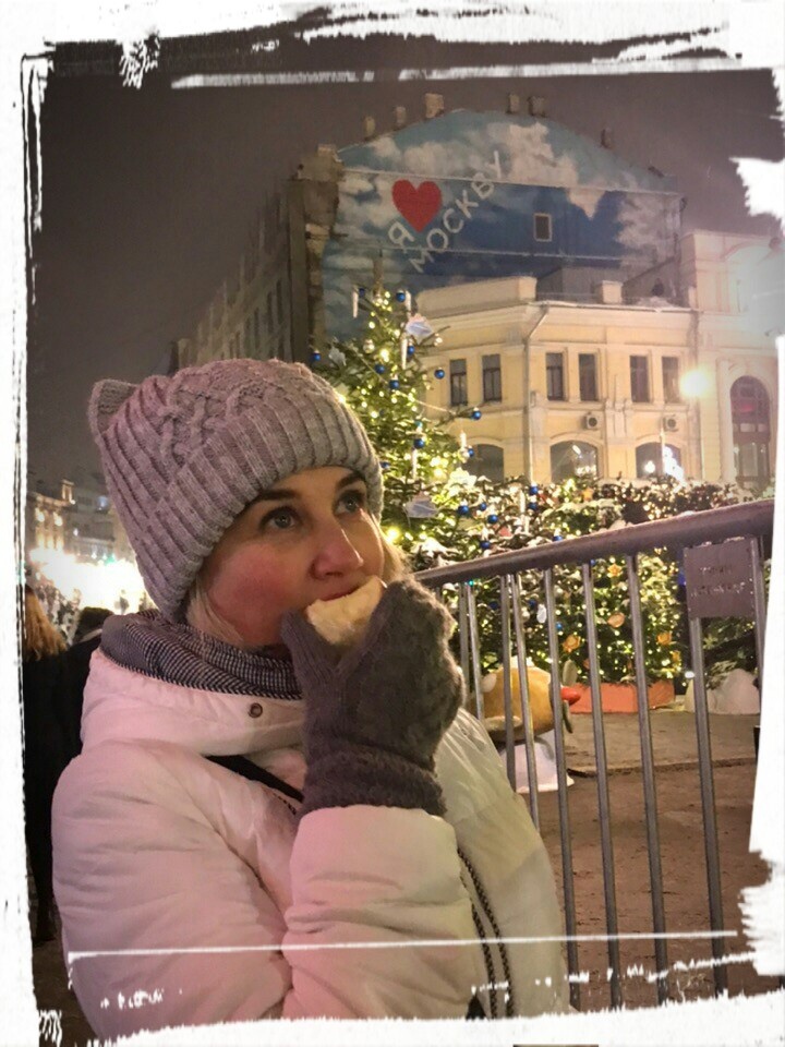 Автор с восхищением смотрит на ЦУМ