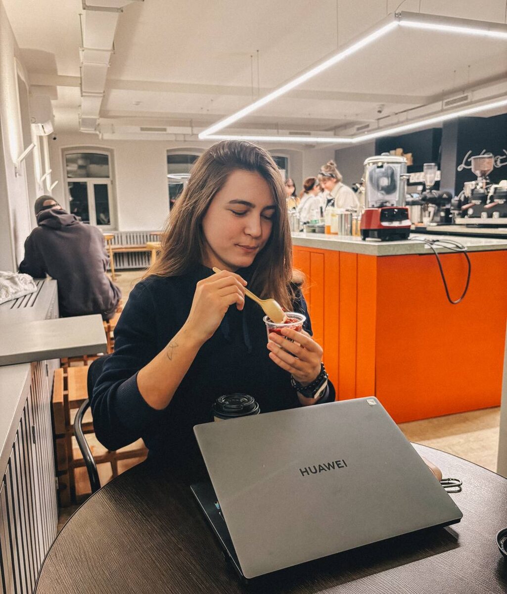 Где-то в кафе работаю. Тут обычно создаются мои статьи и делается работа. Нижний Новгород.