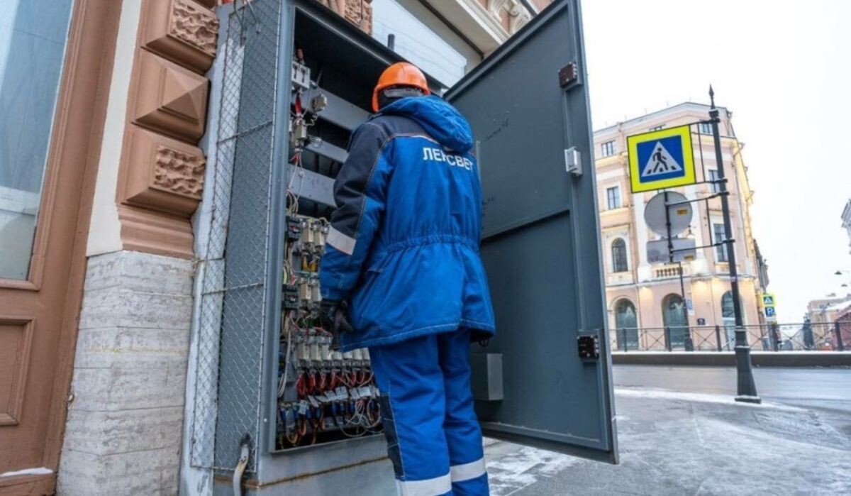     Электрик. Источник: gov.spb.ru Автор фото: Пресс-служба Администрации Санкт‑Петербурга