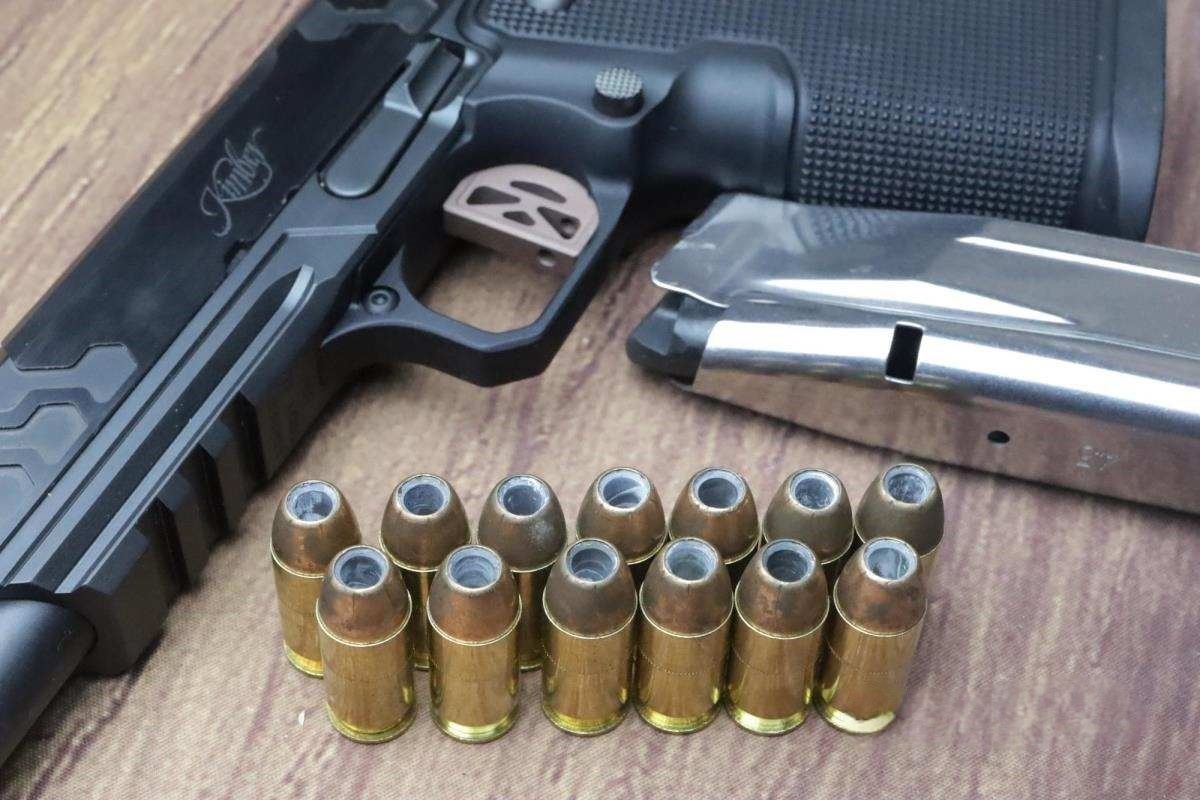 Двухрядные магазины вмещают 13 патронов калибра .45 ACP. Стандартные магазины 2K11 под 9-миллиметровый патрон рассчитаны на 17 патронов, а удлиненные — на 20.