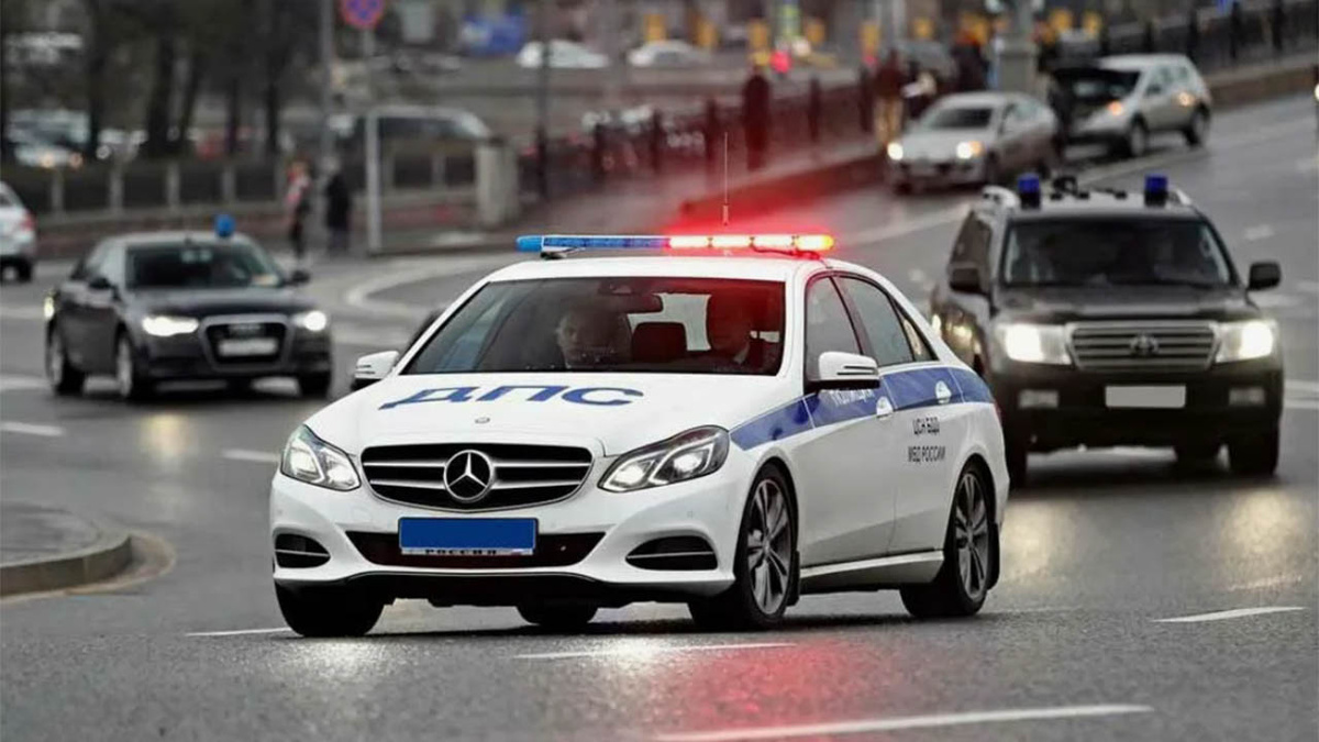 Вдруг за горизонтом он заметил мигалку