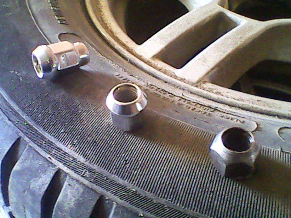 Слева направо: Гайка для литья закрытая; открытая; под штампованный диск