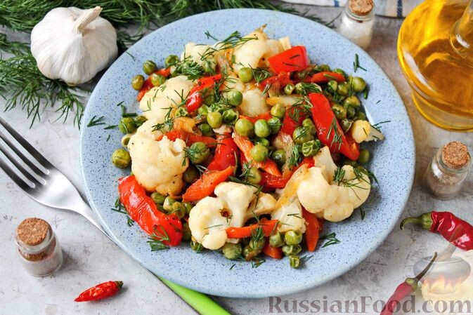 капуста цветная, горошек зелёный, перец болгарский красный, морковь, лук репчатый, чеснок, масло растительное, соль, перец чёрный молотый, зелень укропа