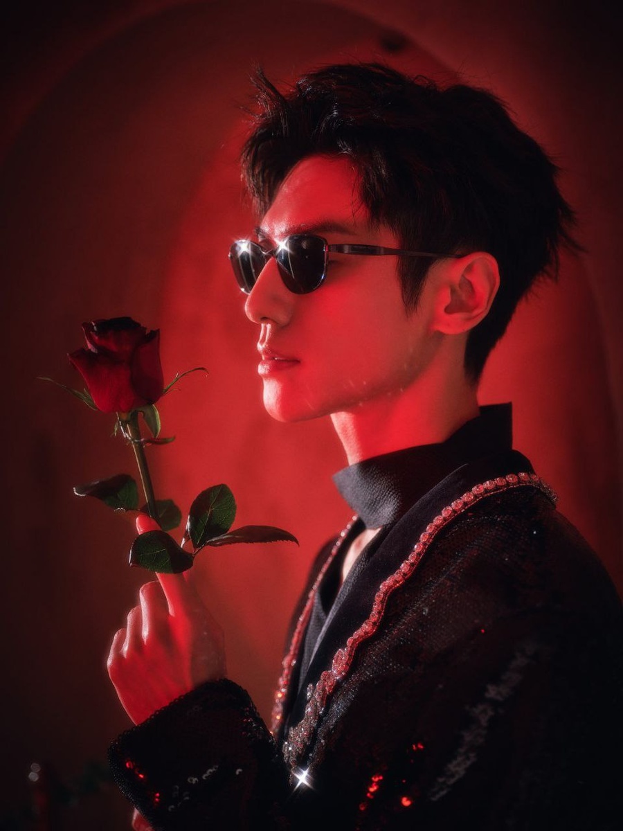 Актёр Ло Юньси, листайте галерею