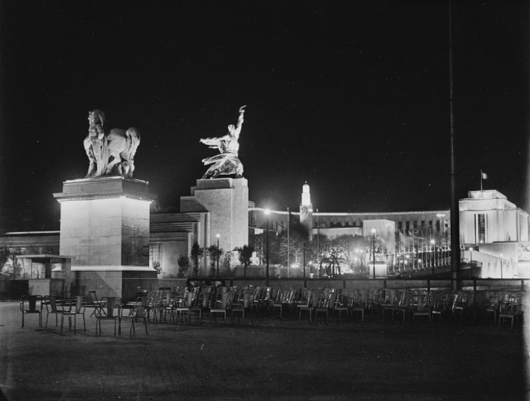 Советский павильон на  Всемирной выставке в Париже, в 1937 г. Источник фото:https://yandex.ru/images/search?img_url