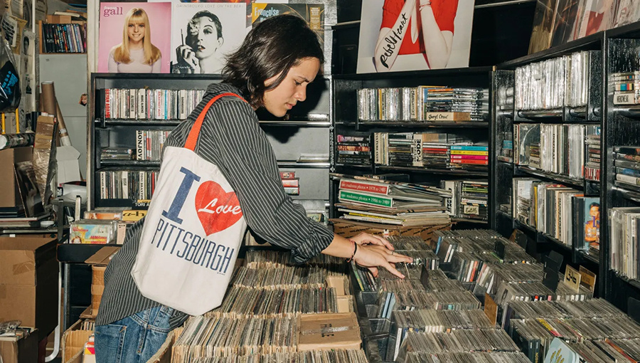 Наши простые рекомендации подойдут как тем, кто покупает пластинки в магазинах, так и тем, кто пользуется интернет-площадками (Источник: Jeenah Moon / Getty Images)