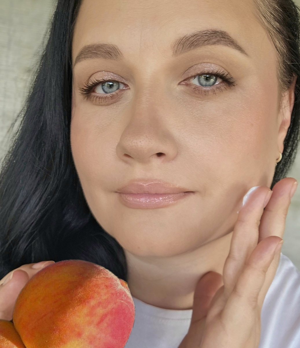 Фото с макияжем в качестве примера, как ровно и красиво ложится косметика на кожу хорошо увлажненную, напитанную и прошедшую курс ретинола и пептидов