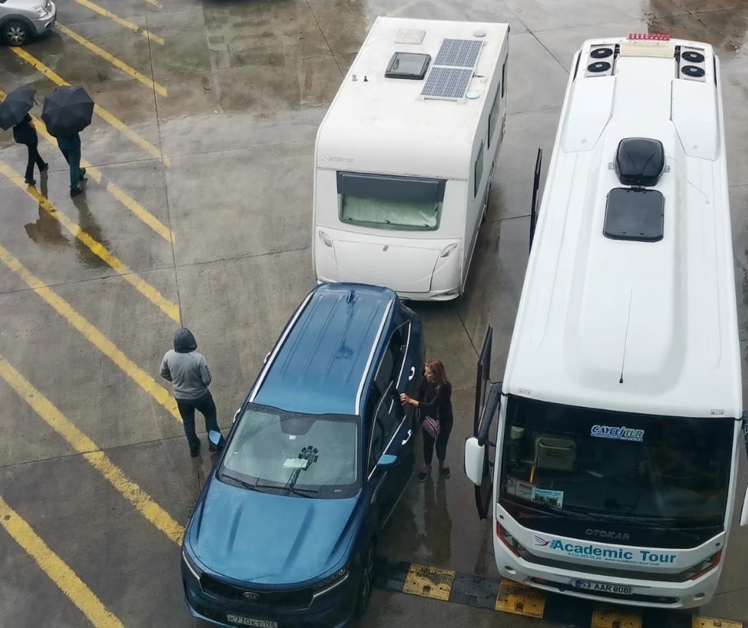 Пассажиры подглядывают, как я прохожу границу. 