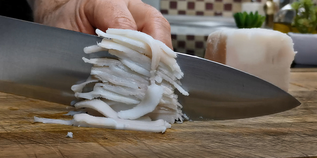 У меня сало зимой не переводится. Такую вкуснющую штуку с ним готовлю, пальчики оближешь. Есть можно килограммами