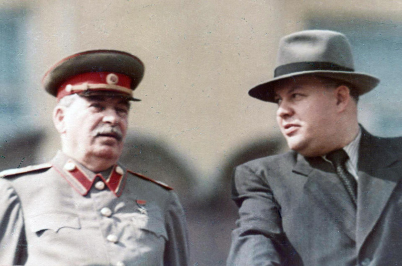 Сталин и Вознесенский на трибуне Мавзолея. Май 1948 г.