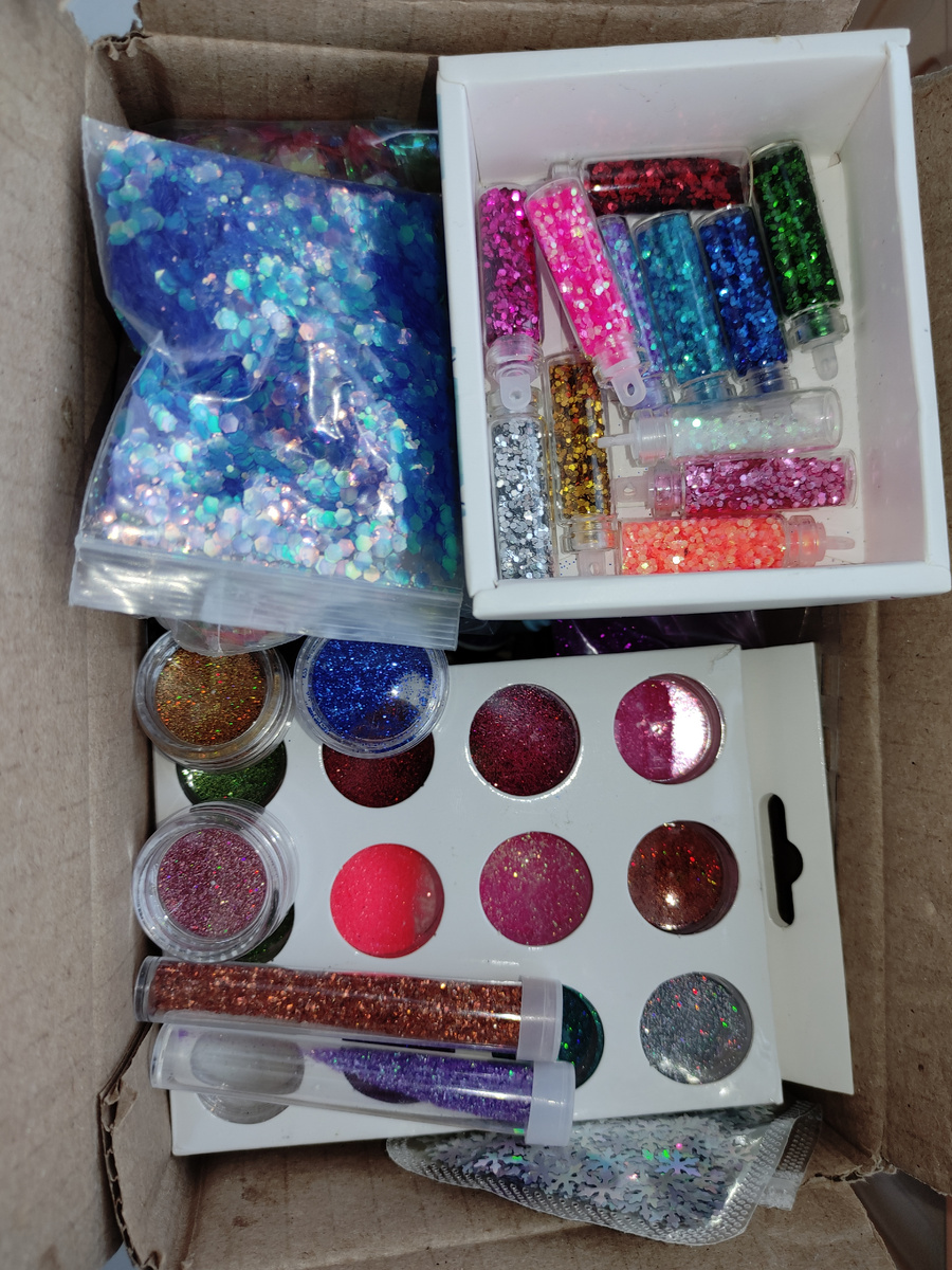 Целая коробка блесток, и это ещё не всё.