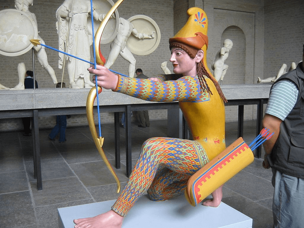    Реконструкция полихромного украшения троянского лучника. Источник изображения: fb.ru