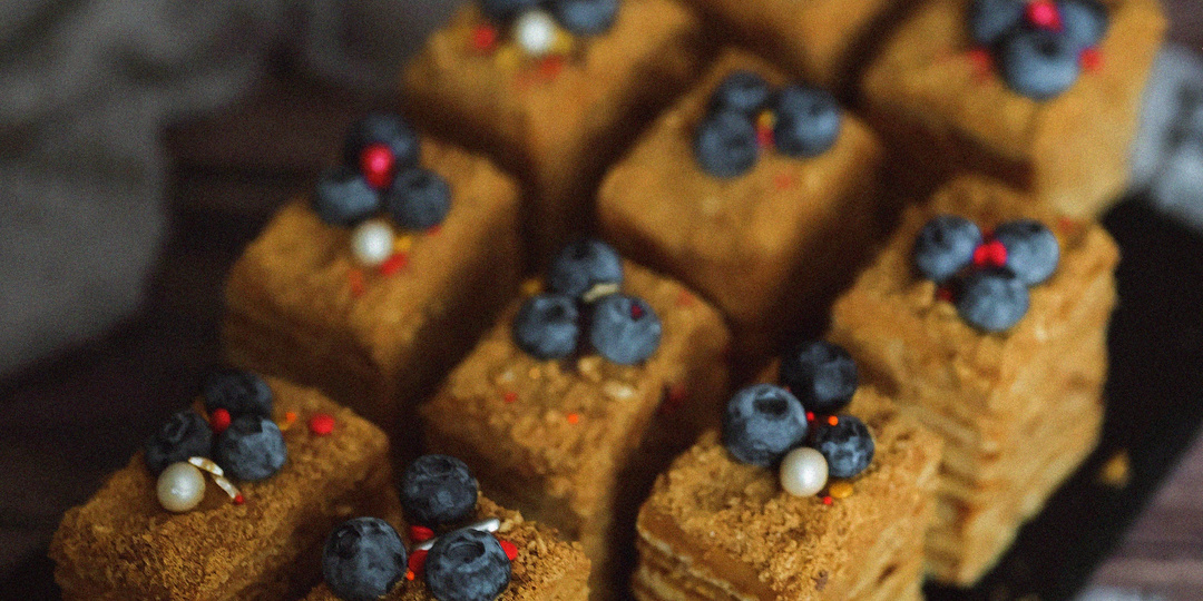 Медовик с варёной сгущёнкой: простой рецепт мёдовых пирожных