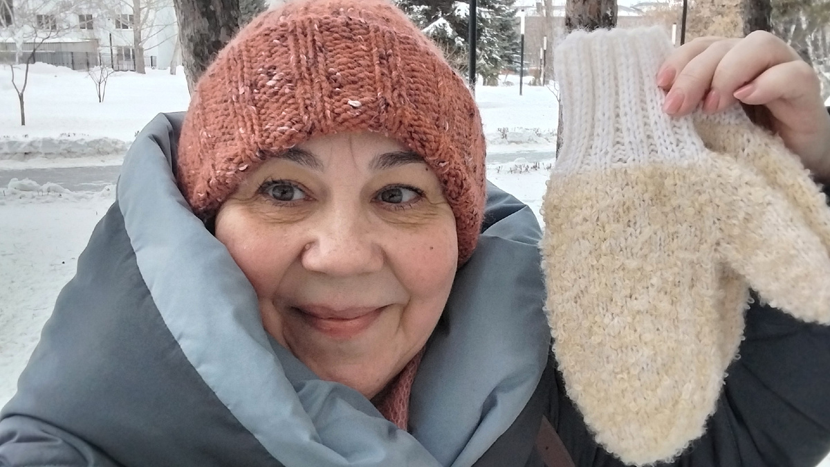 Гуляю в парке в новых варежках!