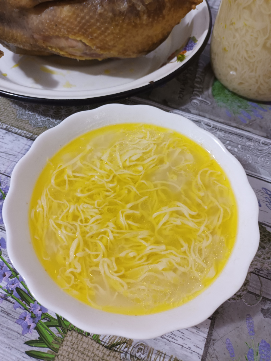 В кадр попала цесарка отварная и баночка с лапшой для моих родителей. 