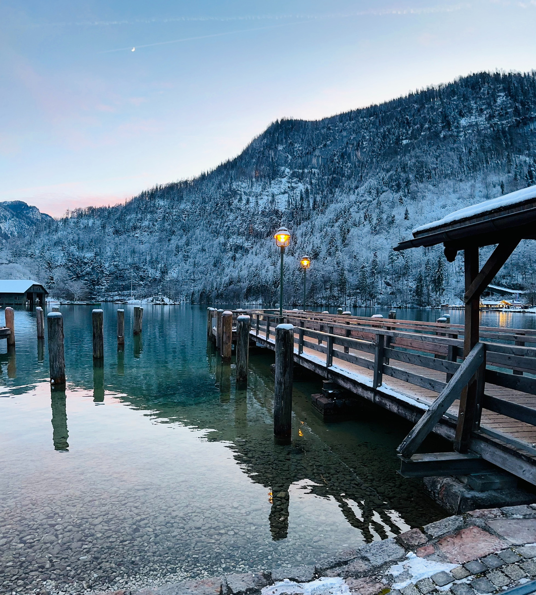 Даже с пристани видно, что вода поразительно чистая и прозрачная 