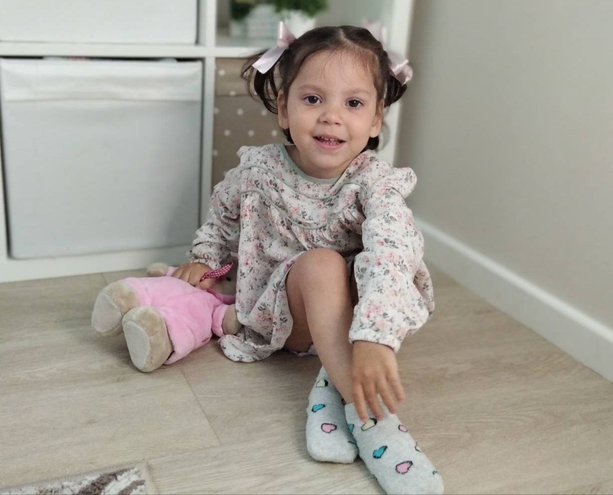 Каролина в период болезни. Отекшие суставы на голеностопе и на коленях. Но тут уже некоторые улучшения. Она в основном ползала. Поэтому много фото на полу, на земле. 