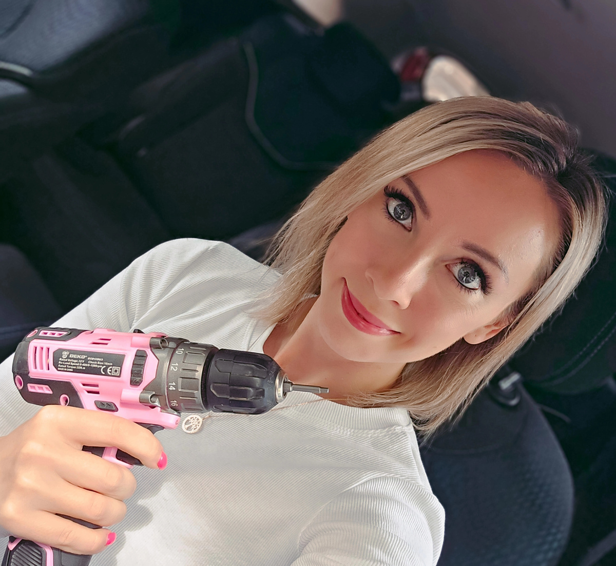 Я со своим фирменным шуруповертом))