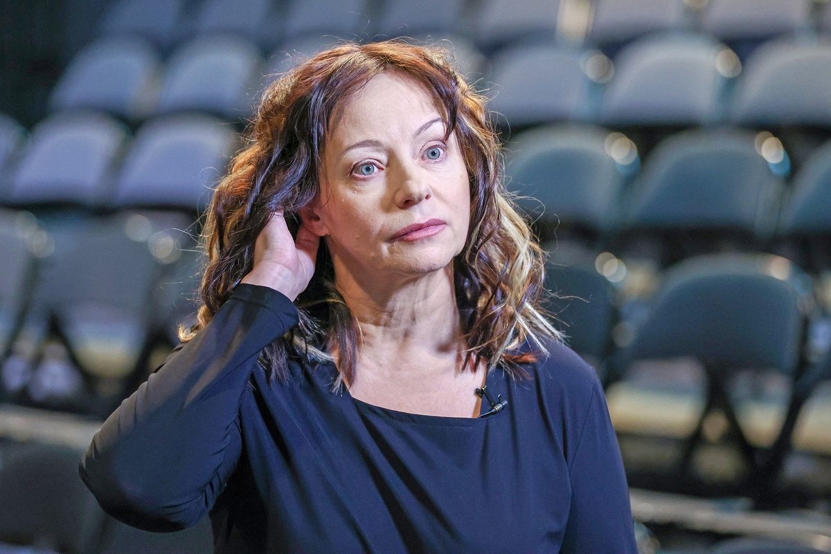    Евгения Добровольская во время пресс-подхода перед показом спектакля "Космос"./Сергей Бобылев/ТАСС