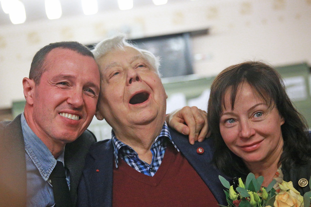    Художественный руководитель МХТ имени А.П. Чехова Олег Табаков (в центре) и актеры Игорь Верник и Евгения Добровольская на ежегодной церемонии вручения памятных знаков "Чайка". 2016 год./Владимир Смирнов/ТАСС