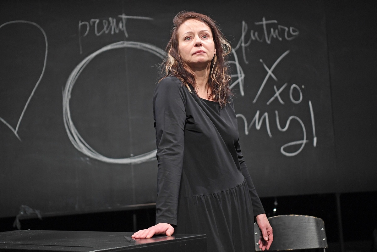    Евгения Добровольская в спектакле "Космос". 2023 год./Екатерина Чеснокова/РИА Новости