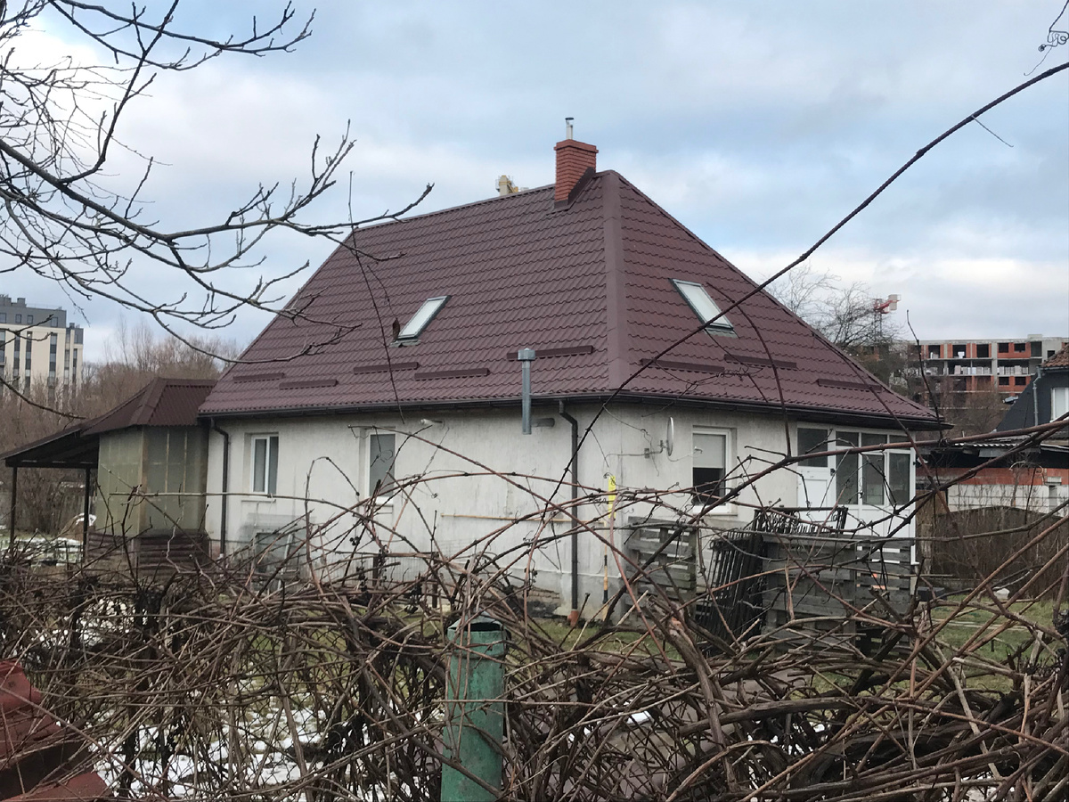 Согласитесь, этот домик очень похож на оригинал. Спутать было легко