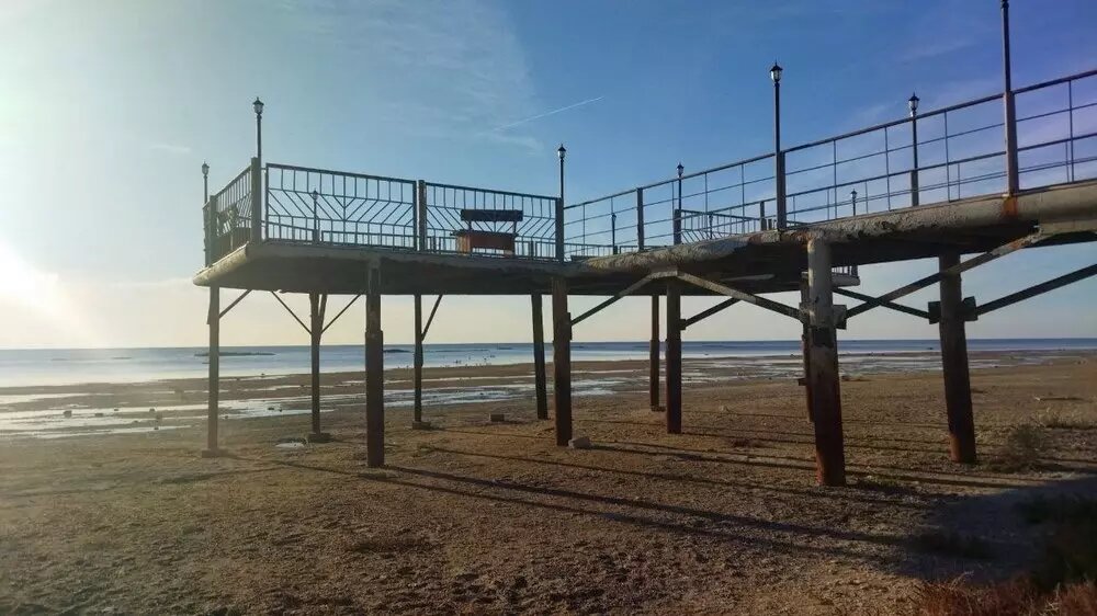 Еще недавно у пирса в Актау плескалось море. Источник: Соцсети