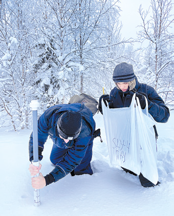 Отбор проб снега — непростое и очень ответственное занятие