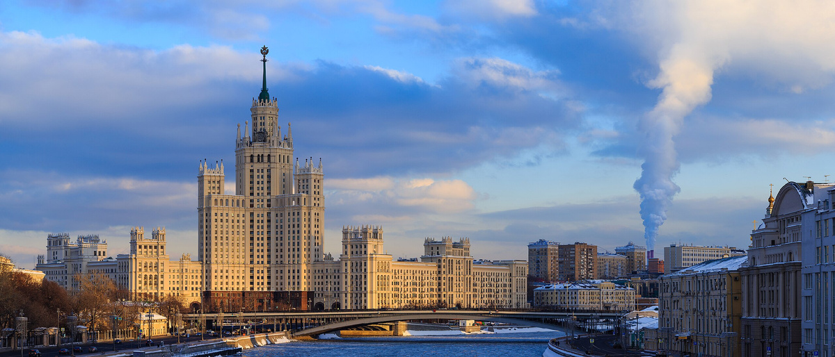 © DmitriyGuryanov / Wikimedia Commons / CC BY-SA 4.0 (Большой Устьинский мост и Жилой дом на Котельнической набережной, 2018 г.)