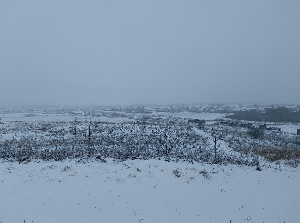 Летом смотрелось бы очень красива. А сейчас яерез пелену снега угадывается село внизу