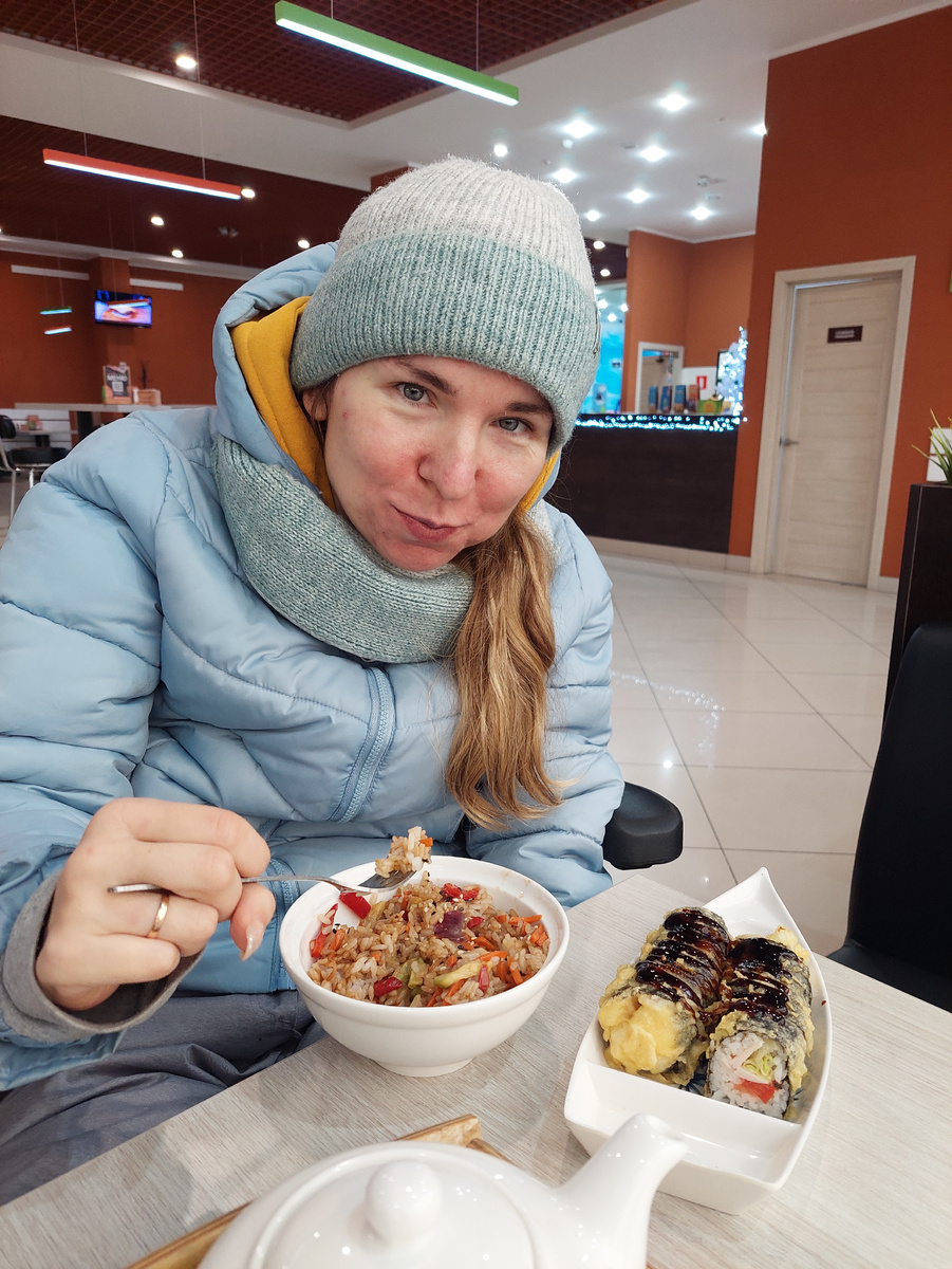 Счастливый человек ест