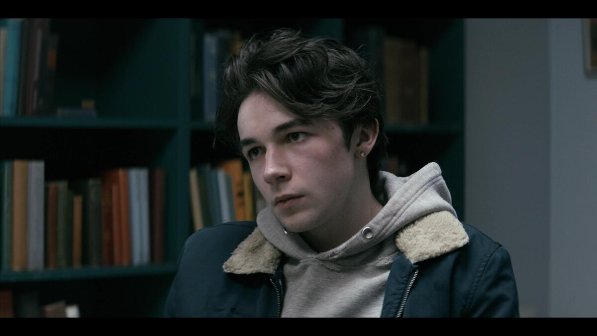 «Уэйн»— американский телесериал с элементами боевика и комедии, вышедший в 2019 году. 

Сюжет: 16-летний Уэйн вместе с подругой отправляется на мотоцикле из Бостона во Флориду, чтобы вернуть старенький Понтиак своего отца, который был украден до его смерти.