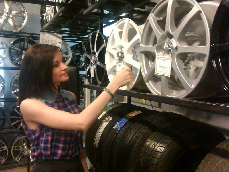 это я в салоне шин 
