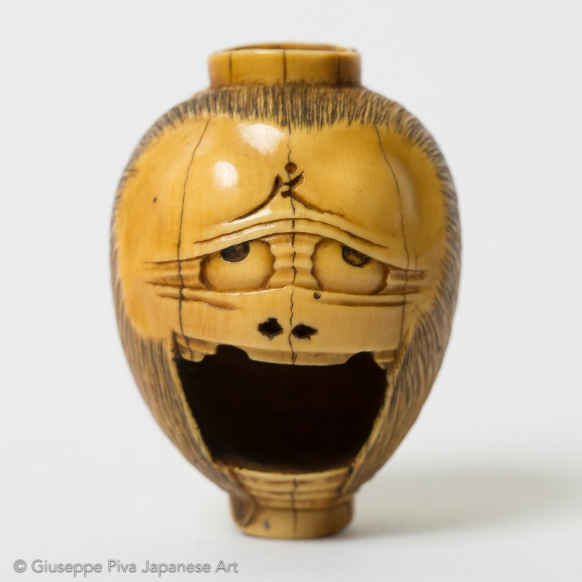 Нэцкэ «Призрак Оивы в фонаре». Автор: Томотада. Материал: слоновая кость. Эпоха Мэйдзи (1868–1912 ). Вид спереди. Фото взято с сайта Giuseppe PIVA – Arte giapponese.