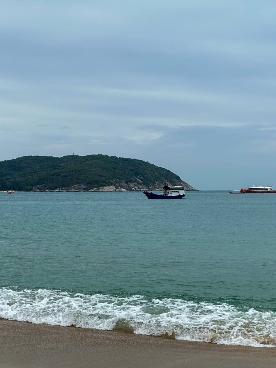 Пляж и бухта Ялонг Бэй