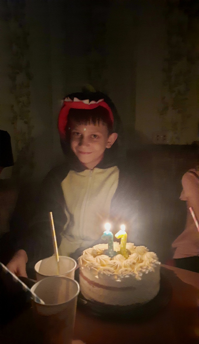 Загадывает желание 😊