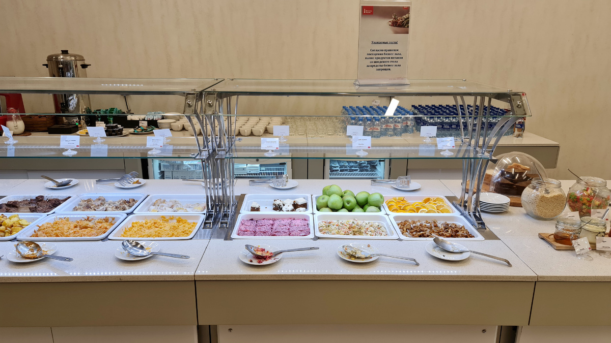 В зале ожидания можно выпить чай, кофе и перекусить перед дорогой.