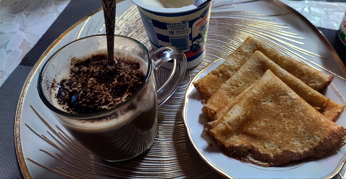 Сегодня на завтрак было капучино с шоколадной крошкой и блины со сметаной