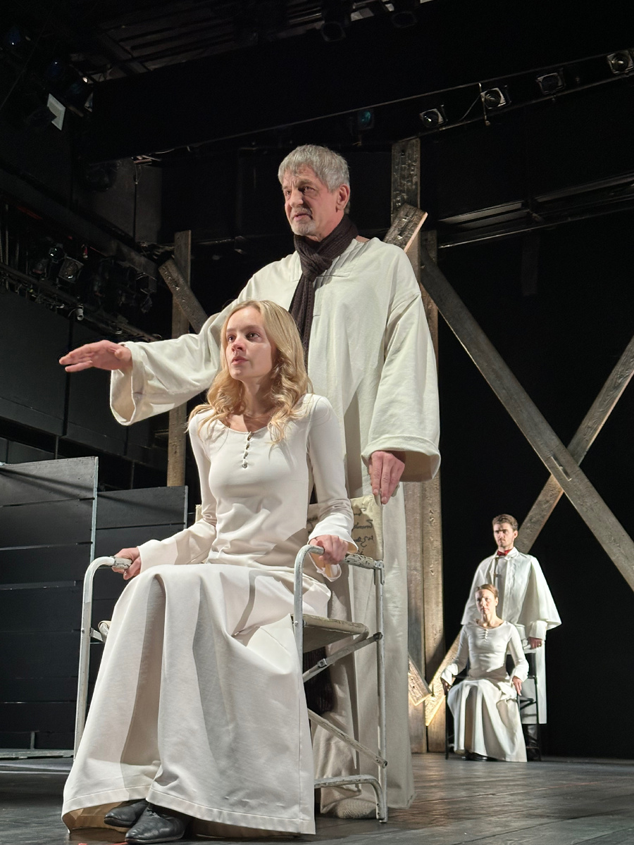 Сцена из спектакля «Король Лир» на сцене МДТ. Король Лир и Корделия (Екатерина Клеопина). Фото автора. 