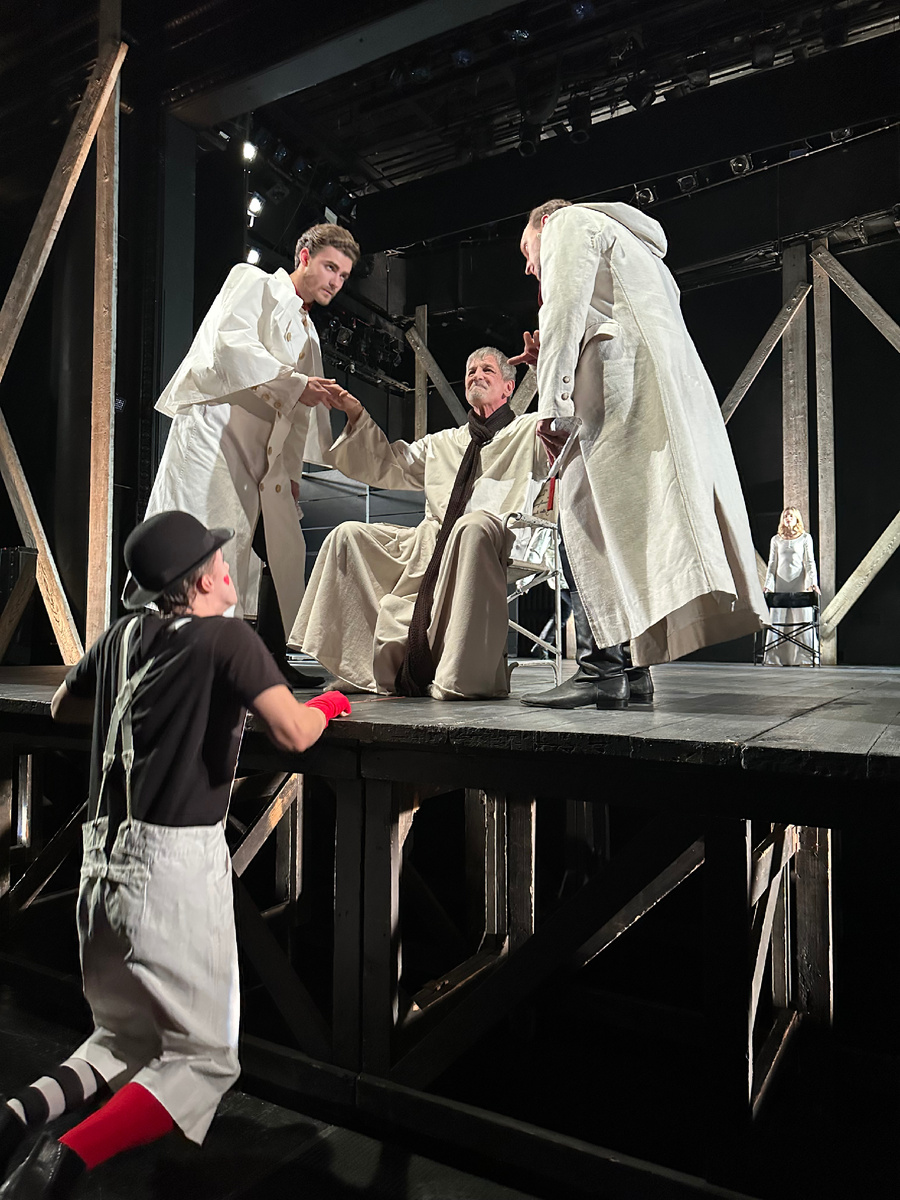 Сцена из спектакля «Король Лир» на сцене МДТ. Лир и шут (Евгений Зайфрид). Фото автора.