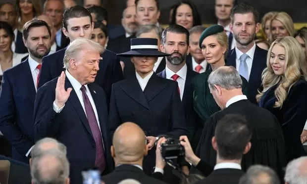 Боже мой, что это за шляпа стоит справа от Трампа? 