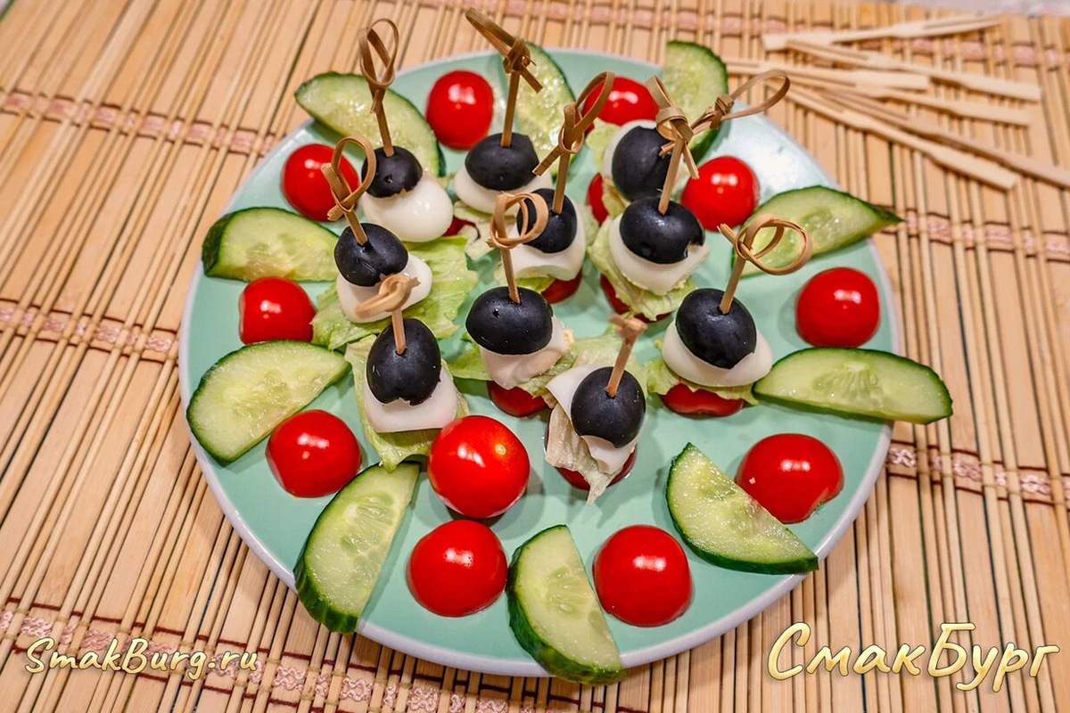Простая, вкусная и яркая ПП-закуска на ваш праздничный стол.  Угощайтесь, друзья!