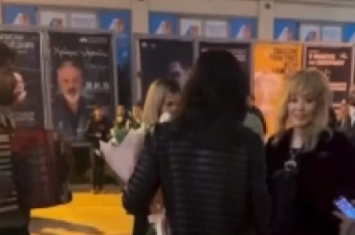    Пританцовывающая под «Катюшу» на Кипре Пугачева попала на видео