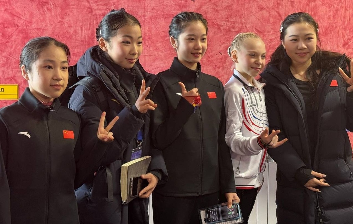    Ван Ихань (в центре)  Вероника Советова/ТАСС